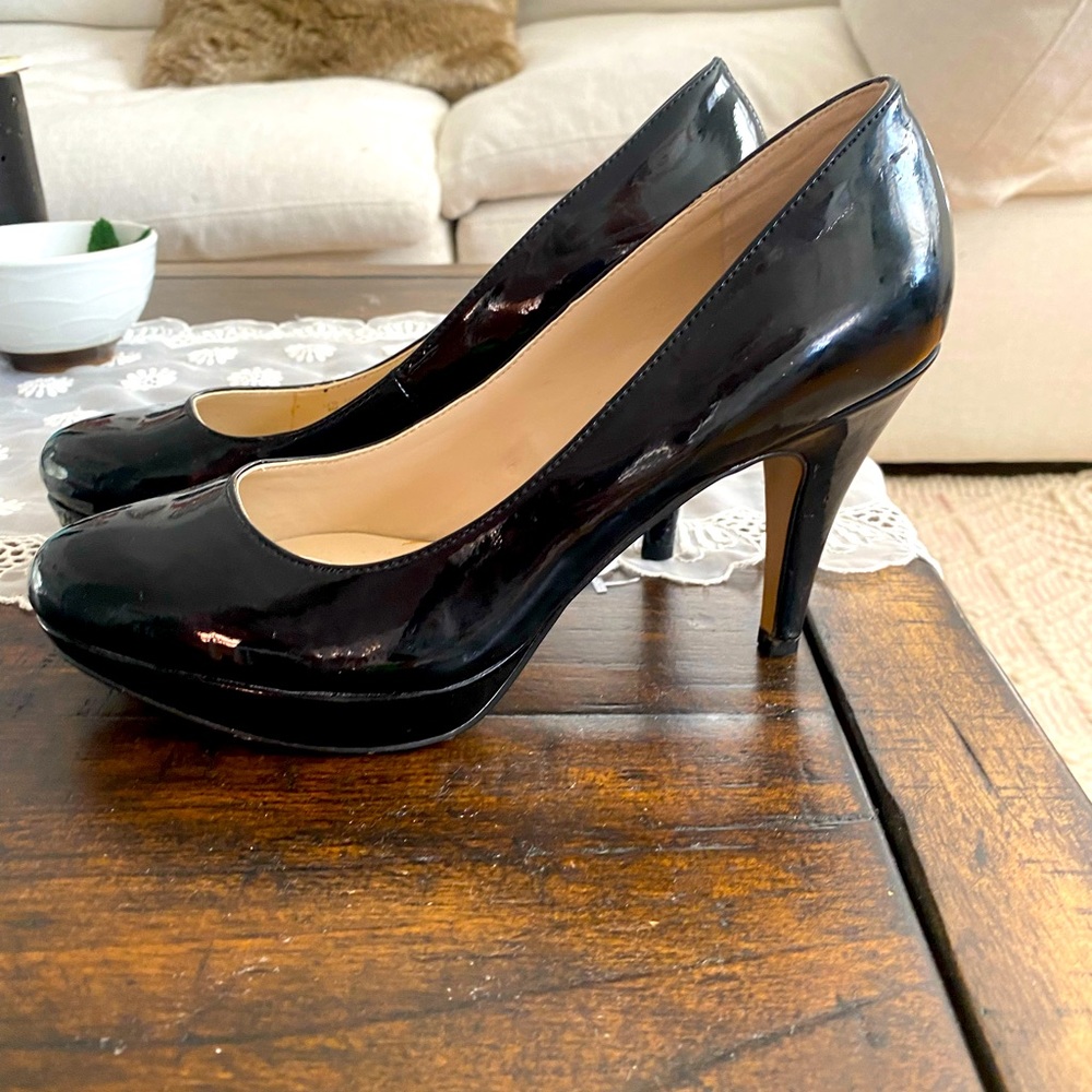 Gorgeous black pumps.. like new